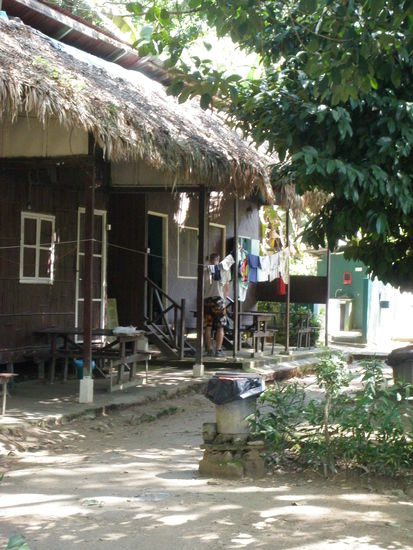 Franz vor unserem Bungalow beim Waesche aufhaengen