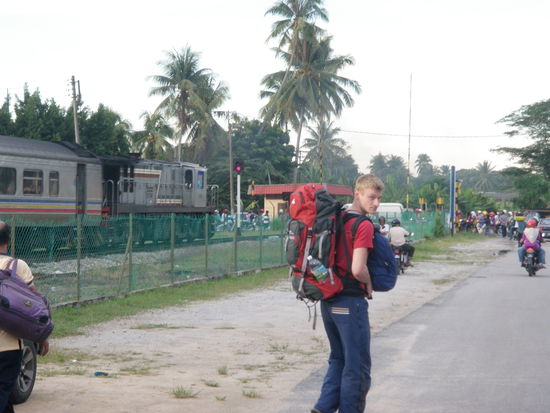 Franz auf dem Weg zum Bus in Wakaf Bharu... im Hintergrund ist unser Jungle-Train zu sehen
