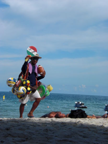 Einer der vielen Strandverkäufer