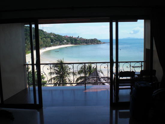 unser Hotelzimmer, und unsere Aussicht auf die Haad Yao Bucht