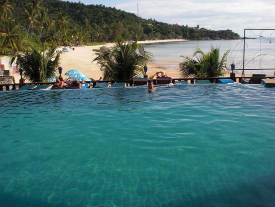Der Pool mit der Bucht im Hintergrund