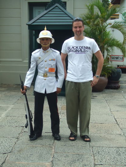 Wat Phra Keo...eine "kleine" Wache und der grosse Deutsche!!! 