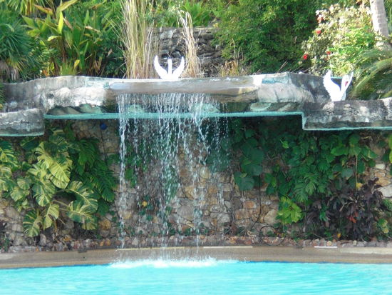 Der Wasserfall des schönen Pools