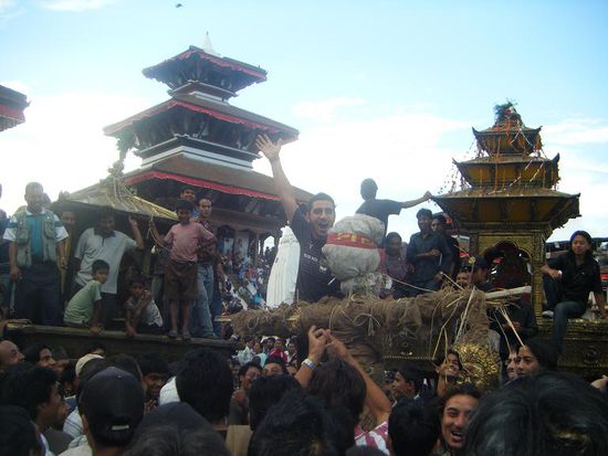 Sagi neben einer Strohpuppe die den Regierungsvorsitzenden darstellen sollte (auf der Seite des Volks)