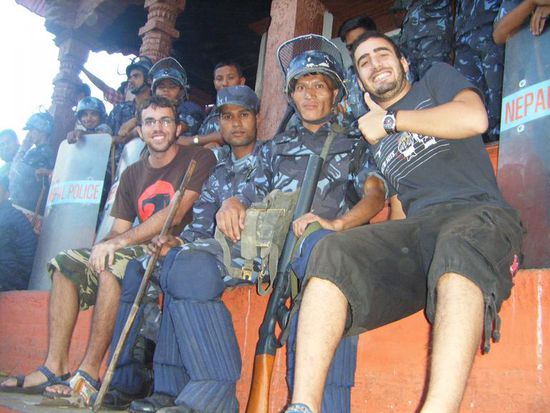 Sagi und Youval mit ein paar Leuten der Armee (Regierungsseite)