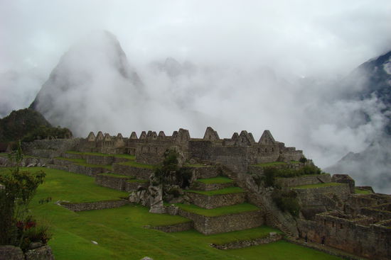 Teile Machupicchus im Nebel.