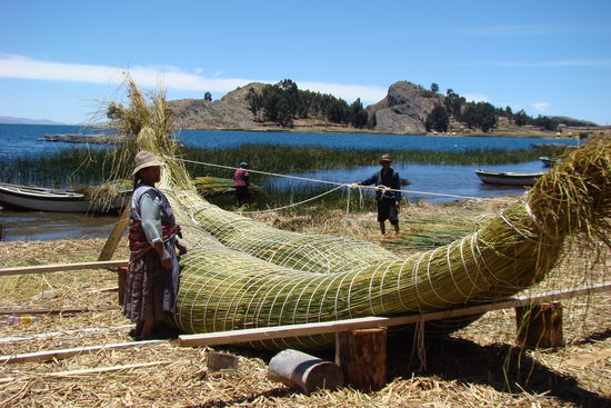 Ein traditionelles Schilfboot am Titicacasee.