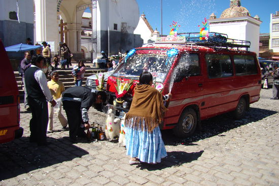 Kirchliche Segnung der Autos in Copacabana.