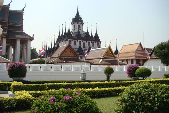 Einer der vielen schoenen Wats in Bangkok.