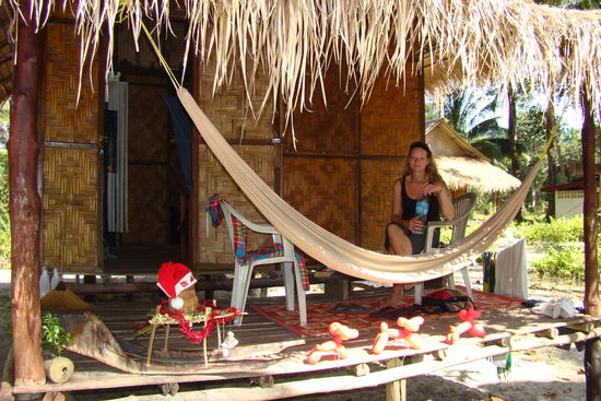 Bambushuette mit Weihnachtsschlitten auf Koh Phayam in der Andamanensee.