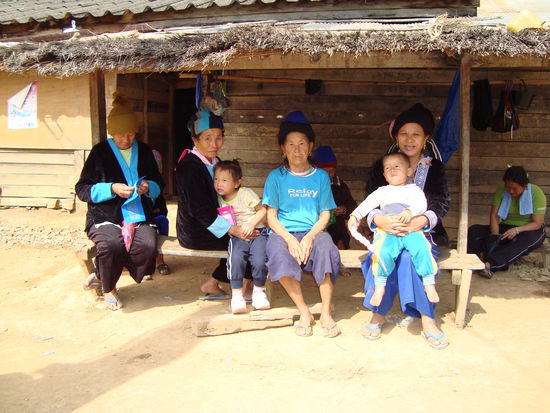 Dorffrauen der Hmong bei ihrer Arbeit.