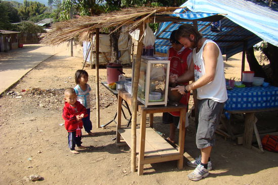 Marco beim Zubereiten eines Tom Som