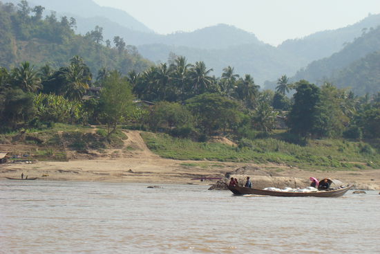 Blick aus dem Boot auf den Mekong