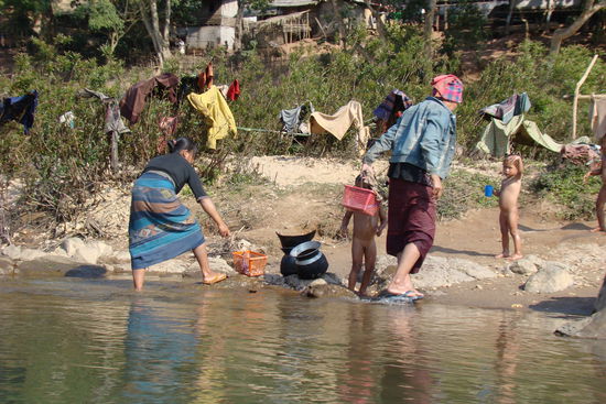 Frauen beim Waesche waschen