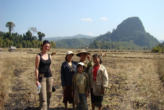 Natascha und ein paar Dorfkinder auf den abgeernteten Reisfeldern