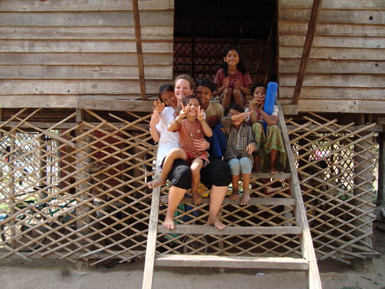 Natschi in ihrer neuen Unterkunft und Kindern aus dem Dorf