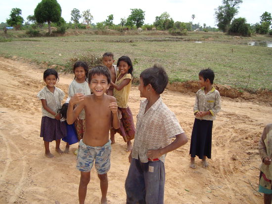 Kinder des Dorfes und unsere derzeitigen Schueler