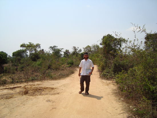 Marco auf dem Weg zur Schule. Der Drahtesel hatte leider einen platten.