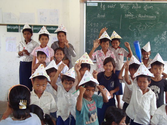 Gameday am Samstag. Natschi bastelt mit den Kleinen Papierhuete