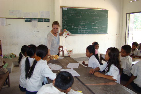 Natschi verteilt Fruechte.