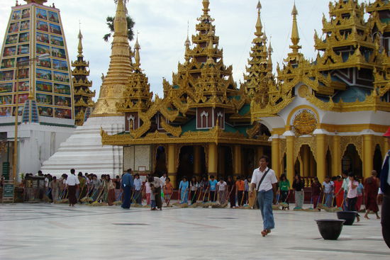 Burmesen kehren den Marmorboden der Shwedagon Pagode. Dies soll Glueck bringen.