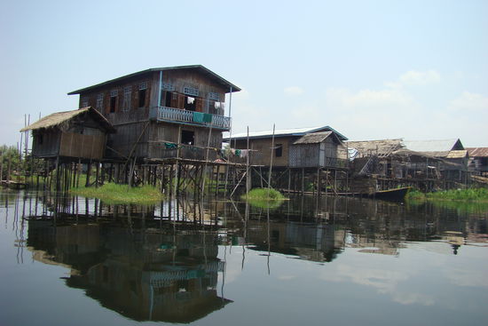Stelzenhaeuser der Fischer auf dem Inle See
