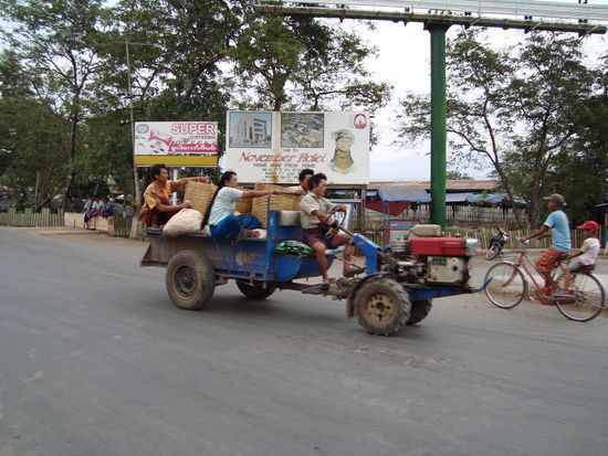 Pferdekutsche und selfmade Autos gehoeren im laendlichen Bereich zum Alltag