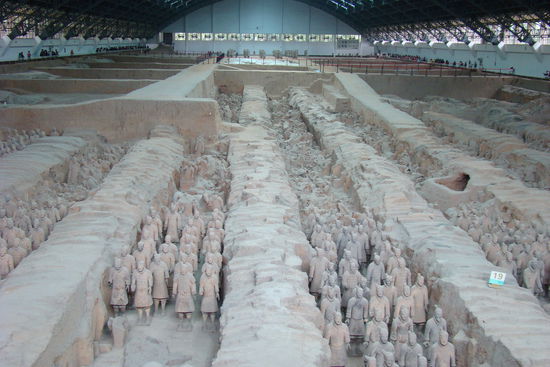 die soldaten und pferde stehen bereit um fuer ihren kaiser in die schlacht zu ziehen