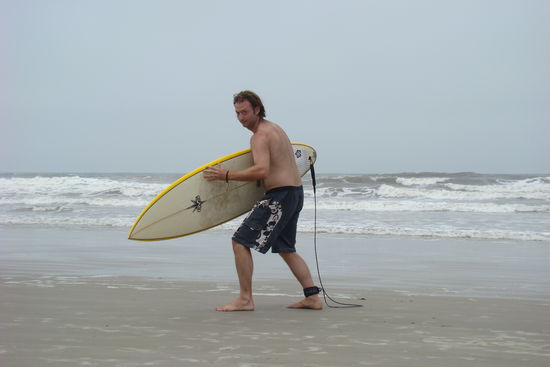 Marco beim Surfbrett tragen