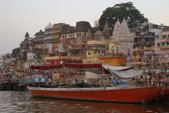 Sicht vom Ganges aus auf Varanasi