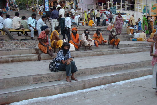 Yogis undGläubige an den Ghats