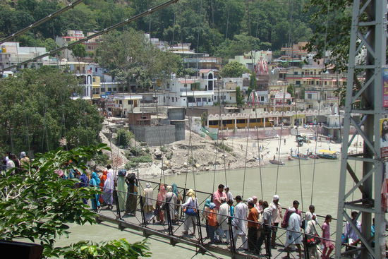 Lakshmanjhula Brücke über den Ganges bei Rishikesh