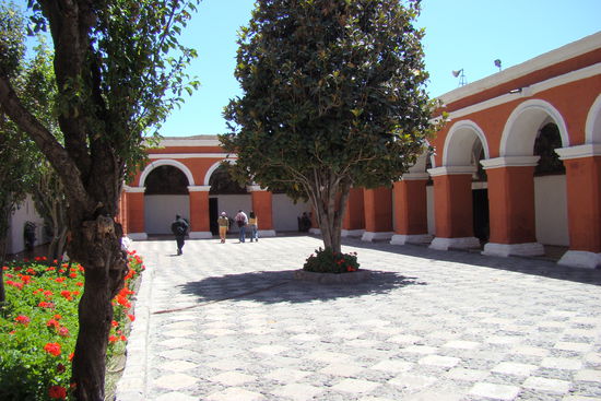 Einer der Innenhoefe von Santa Catalina.