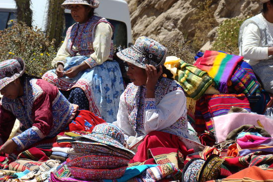 Frauen in ihren Trachten.