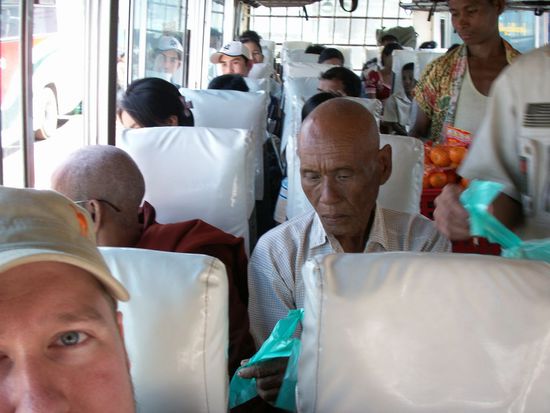 Myanmarischer Reisebus von innen