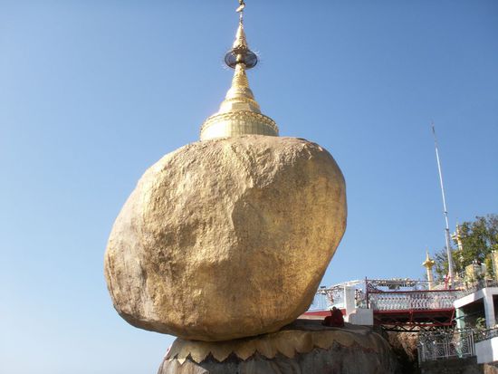 man beachte zwecks Groessenvergleich die beiden Moenche unter dem Rock!