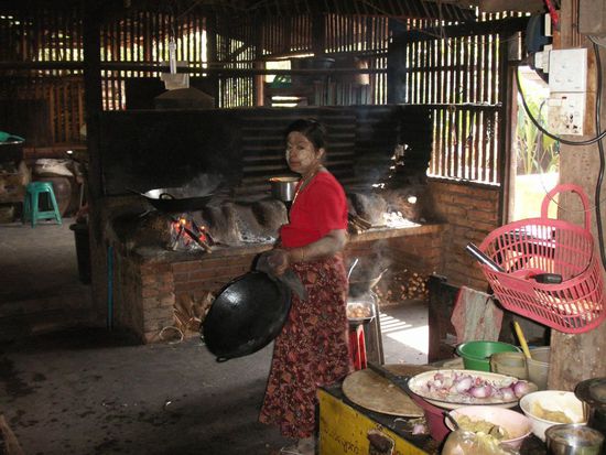 eine feine Jausenstadtion auf der Fahrt nach Moulmein. Man beachte den fuer Myanmar typischen Sonnenschutz im Gesicht!