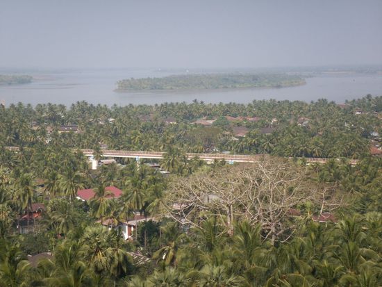 ein Blick vom Huegel, auf dem sich das Wat befindet