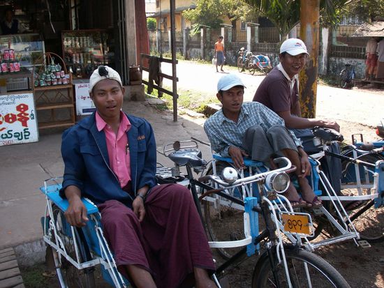 die Herrschaften des Taxiunternehmens vor meiner Herberge! Sind zaehe Verhandler 