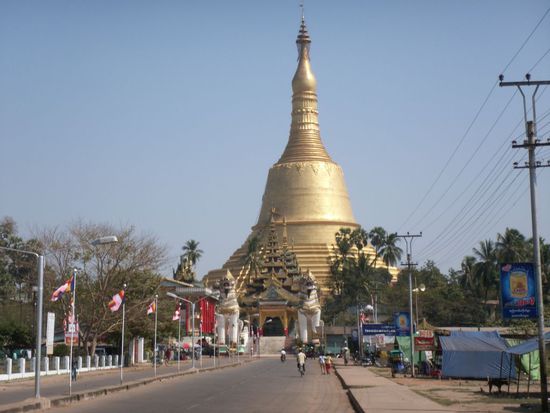 die grosse Stupa am anderen Ende der Stadt