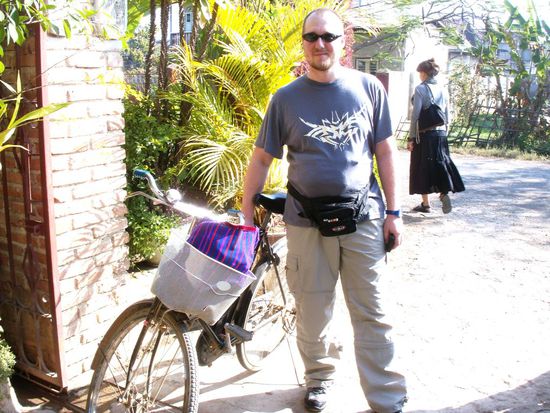 Da hat er sich ein Rad ausgeborgt (seit Salzburg ist er ja im Radlfahren wieder geuebt ... sag nur Tunnel!!!)