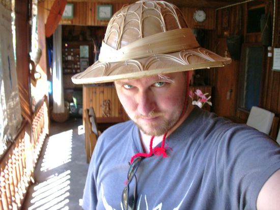 Niki hat einen neuen Hut und ist total stolz!