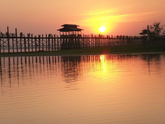 Sonnenuntergang in Amarapura bei der laengsten Teakholzbruecke der Welt