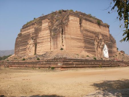 der Welt groesster Steinhaufen. Dieser Tempel wurde nie vollendet. Ein spaeteres Erdbeben fuehrte zum jetzigen Zustand