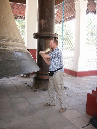 der Welt groesste Glocke (ohne Riss)
Ich schlag grad zum Mittagessen ...