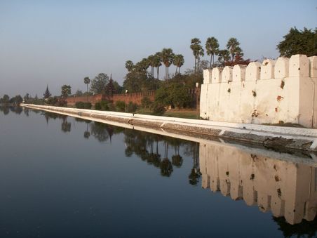 die Mauer des Palastes von Mandalay ... viel interessanter, als der Palast selbst!