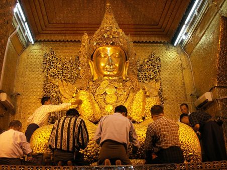 der goldigste Buddha in ganz Myanmar!
Hier wird nur so geklebt. Auch ich hab ihm eine geklebt ...