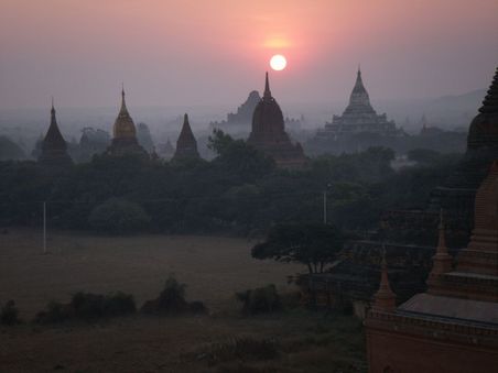 Sonnenaufgang ueber hunderten von Pagoden und Stupas. Ein faszinierender Moment ...