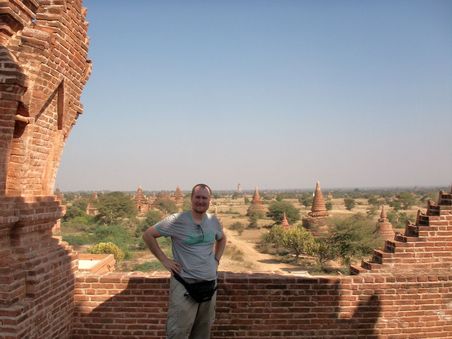 das ist meine hoechst persoenliche Pagode. Habe hier in 2 Tagen zusammen sicherlich 10 Stunden verbracht (schauen, fotografieren, Tagebuch schreiben, Karten schreiben, Burmese Days von George Orwell lesen, bischen schlafen und vor allem, KEINE Touristen treffen!!!
War schon was Tolles!!!