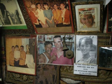 viele Bilder haengen hier. Die Naehe der drei zu Aung San Suu Kyi ist hier gut erkennbar.